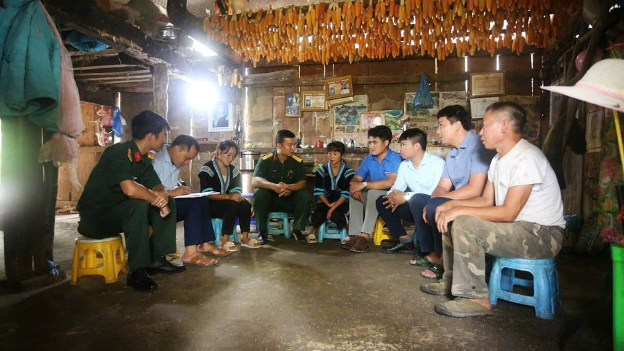 Các chiến sĩ bộ đội và chính quyền địa phương đến nhà dân vận động cho con đi học. dao-san-4.jpg