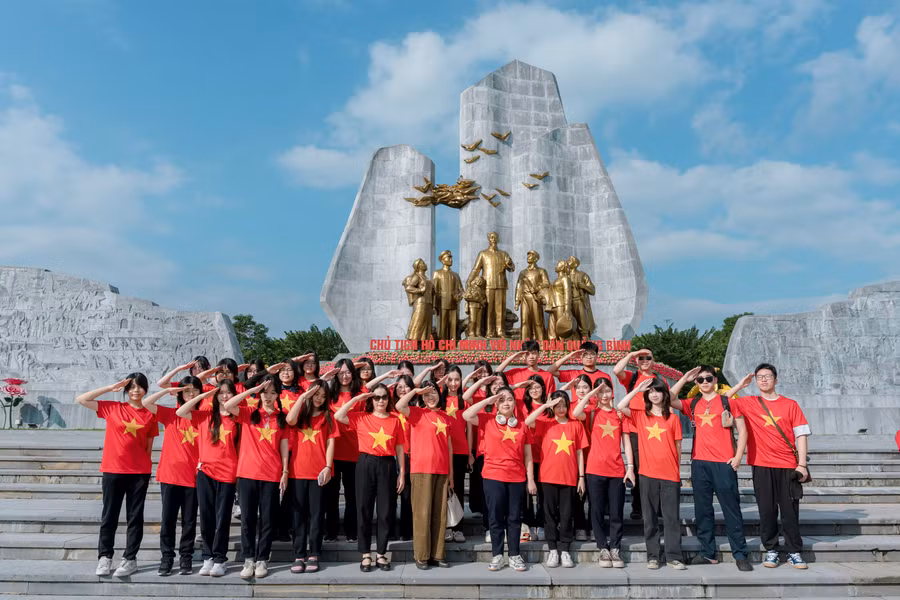 Học sinh Trường Lương Thế Vinh (Hà Nội) tại Quảng trường Hồ Chí Minh - tỉnh Quảng Trị. 