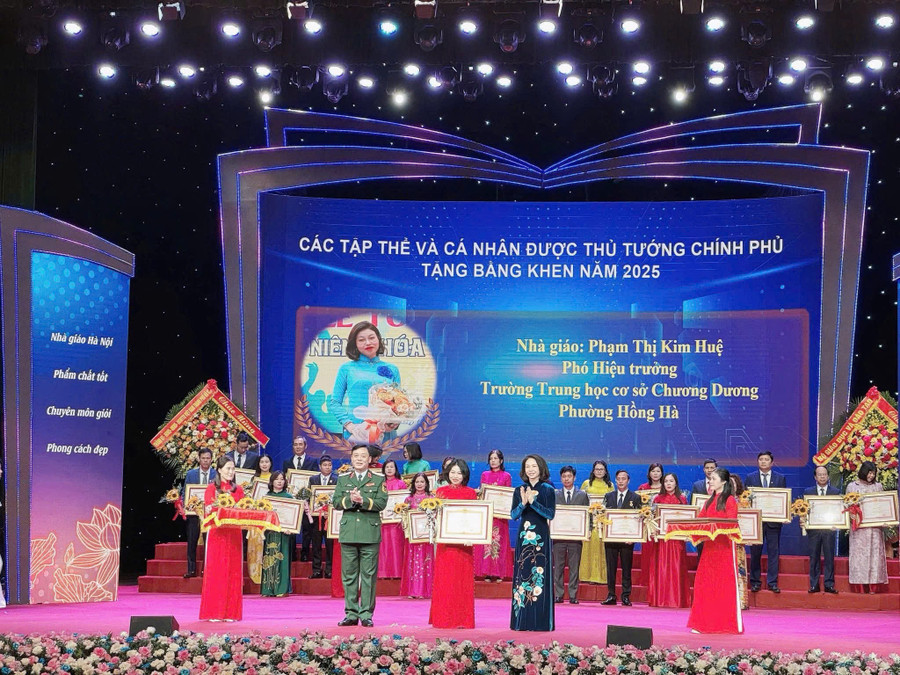 Mới đây, nhà giáo Phạm Thị Kim Huệ vinh dự được Thủ tướng Chính phủ tặng Bằng khen năm 2025. 