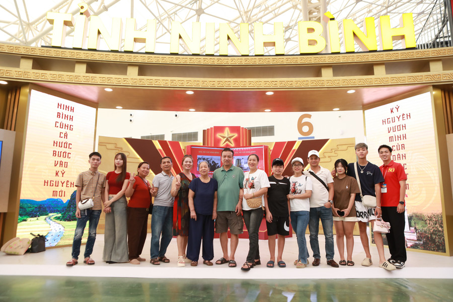 Đại gia đình chị Lã Thị Thùy Linh (Nho Quan, Ninh Bình) cùng tới tham quan triển lãm với tâm trạng háo hức. Ảnh: Đình Tuệ. 3.jpg