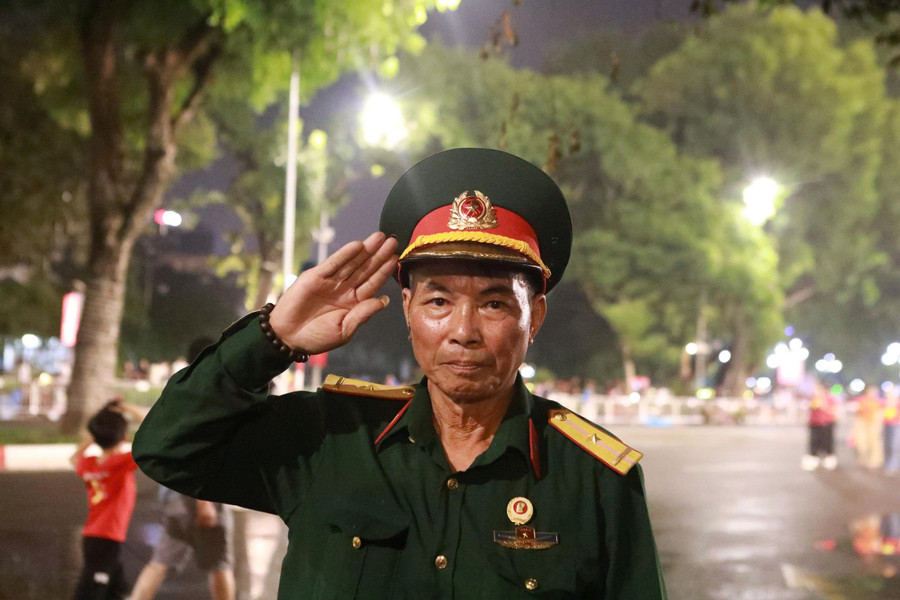 Cựu chiến binh Trương Minh Tình vẫn giữ tác phong chào điều lệnh như trong quân ngũ. Ảnh: Đình Tuệ. t5.jpg