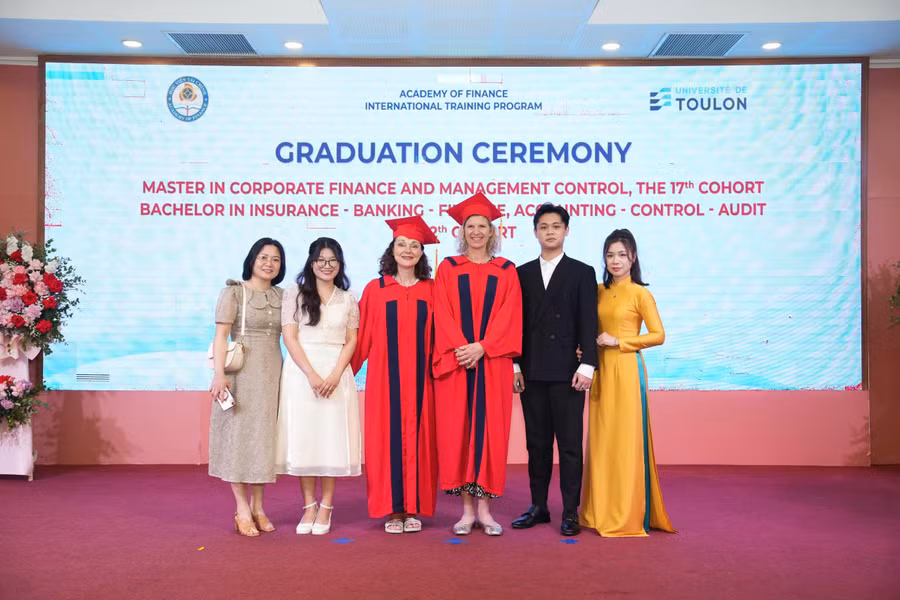Lễ tốt nghiệp của cử nhân khóa 12 và Thạc sĩ khóa 17 Chương trình liên kết Học viện Tài chính với Trường Đại học Toulon, Cộng hòa Pháp.