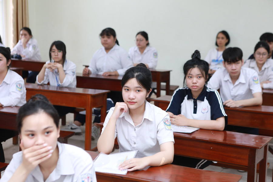Các thí sinh tham dự Kỳ thi tốt nghiệp THPT năm 2025 tại tỉnh Ninh Bình. Ảnh: Đình Tuệ. 2.jpg