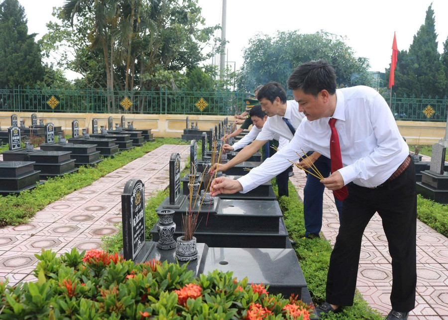 Lãnh đạo xã Hải Xuân thắp hương tưởng nhớ công ơn tới các anh hùng liệt sĩ. xuan-2.jpg