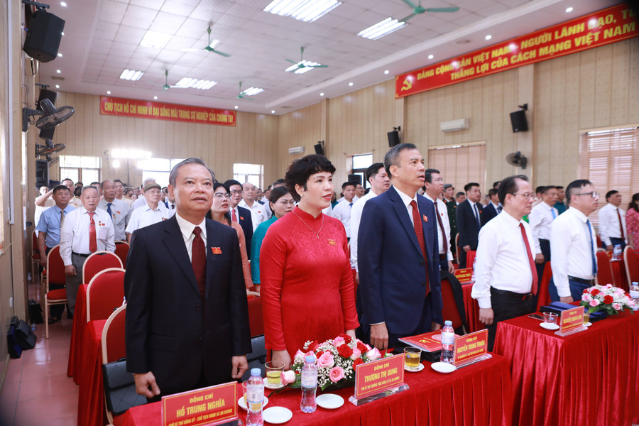 Các đại biểu thực hiện nghi thức Chào cờ, hát Quốc ca, Quốc tế ca kết thúc thành công Đại hội. (Ảnh: Đình Tuệ) 21.jpg
