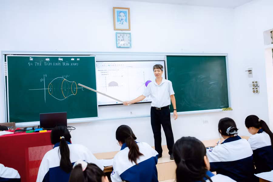 Thầy Phùng Đức Cường có hơn 20 năm kinh nghiệm giảng dạy môn Toán. 