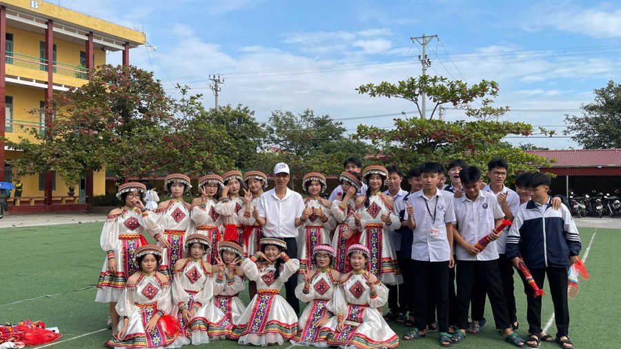 Thầy Cường và các em học sinh tại Trường THPT Giao Thủy khi tham gia thi văn nghệ chào mừng 60 năm thành lập trường. giao-thuy-1.jpg