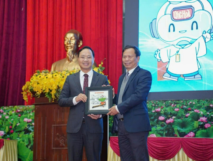 Ông Nguyễn Tiến Thiết (trái) - Chủ tịch UBND huyện Ứng Hòa ký kết cùng Trường Đại học FPT. 