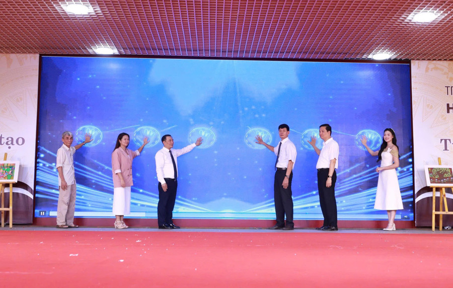 Các đại biểu trong Ban tổ chức thực hiện nghi thức phát động Cuộc thi vẽ tranh về bảo vệ môi trường trong học đường lần thứ 2. 