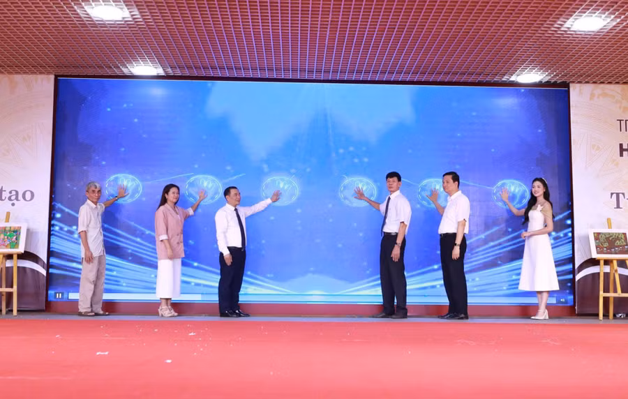 Các đại biểu trong Ban tổ chức thực hiện nghi thức phát động Cuộc thi vẽ tranh về bảo vệ môi trường trong học đường lần thứ 2. 