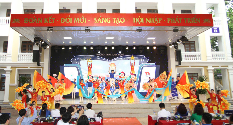 Những giai điệu hào hùng về truyền thống yêu nước của dân tộc được các em học sinh cất lên trong không khí cả nước hướng tới 50 năm Ngày đất nước thống nhất.