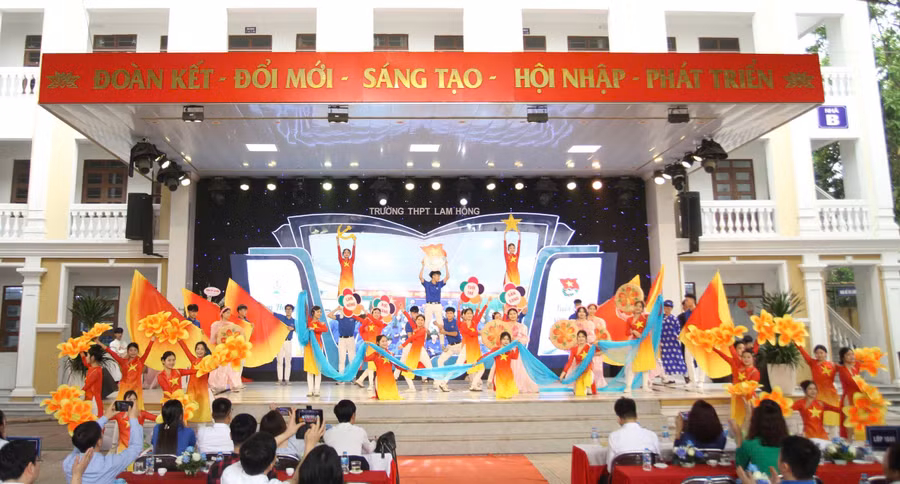 Những giai điệu hào hùng về truyền thống yêu nước của dân tộc được các em học sinh cất lên trong không khí cả nước hướng tới 50 năm Ngày đất nước thống nhất.