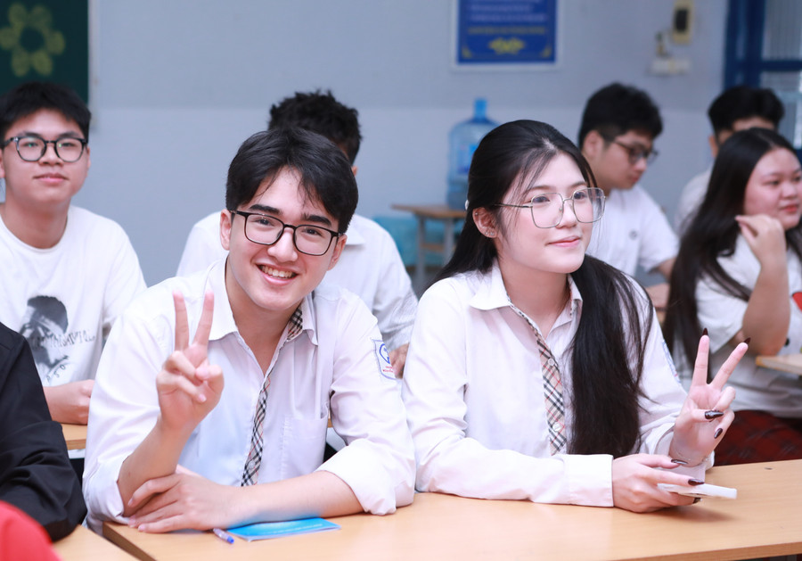 Phạm Quốc Trung (trái) có phương pháp học sáng tạo đã đem lại hiệu quả tích cực. Ảnh: Khôi Nguyên. 