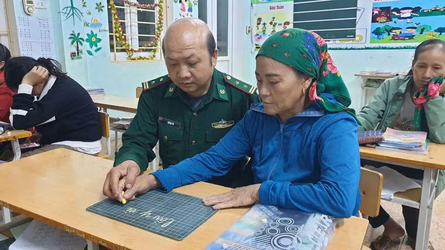 Trung tá Cự Bá Pó trong lớp học xóa mù chữ cho người dân bản Piêng Vai, xã Mỹ Lý, Nghệ An. Ảnh: NVCC.