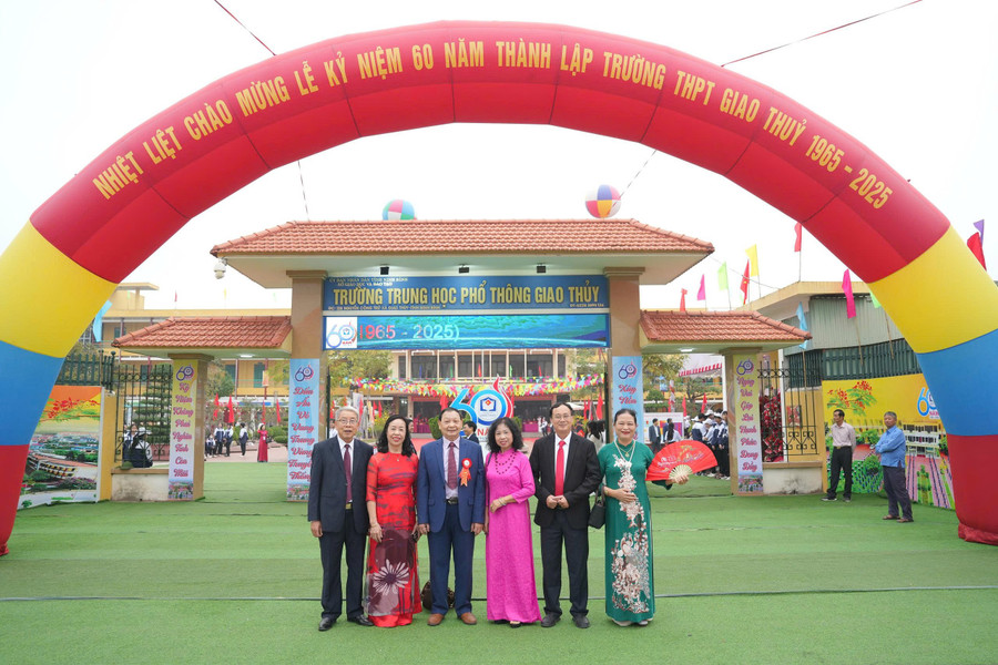 Teachers who used to work at the school gathered together for the big festival. giao-10.jpg