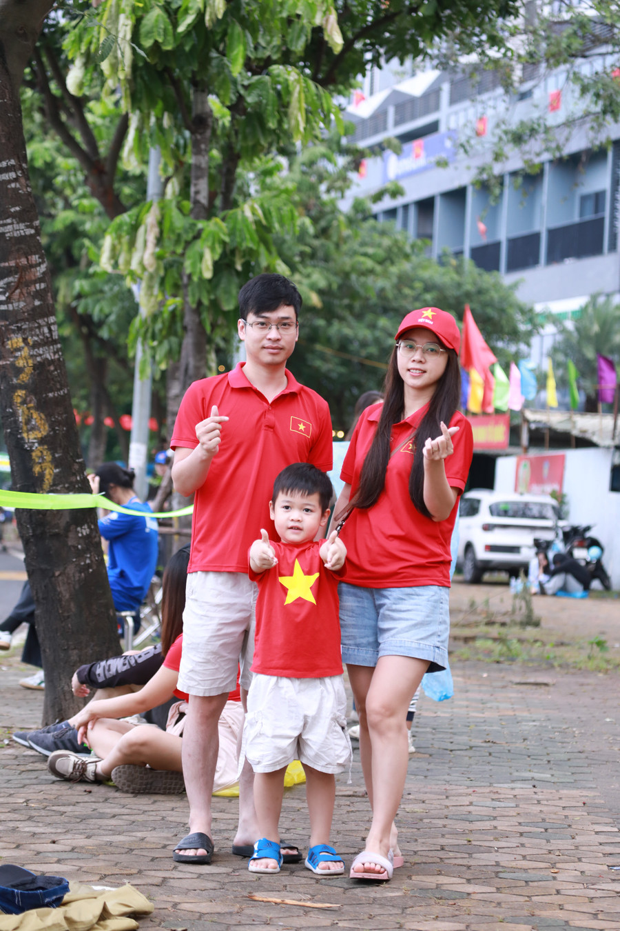 Gia đình anh Nguyễn Văn Linh đến từ sớm để chờ đón đoàn xe bánh lốp đi qua khu vực đường Lê Quang Đạo. 5.jpg