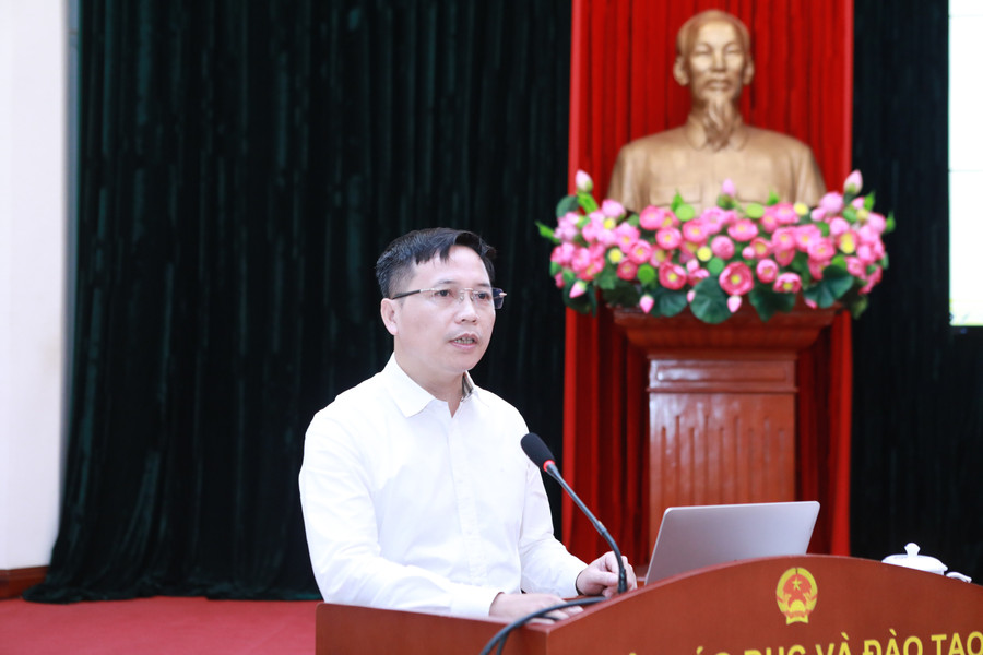 Ông Chử Đăng Định - Phó Trưởng Phòng phụ trách Phòng Dữ liệu và chuyển đổi số giáo dục thuộc Cục Khoa học, Công nghệ và thông tin - báo cáo viên trao đổi tại buổi tập huấn. Ảnh: Đình Tuệ. 3.jpg