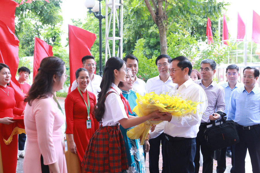 Đại diện học sinh Trường THCS Tây Mỗ tặng hoa tới Phó Thủ tướng Bùi Thanh Sơn. Ảnh: Đình Tuệ. b1.jpg