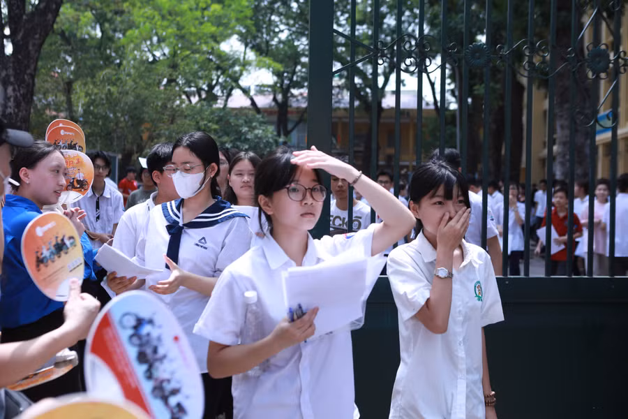 Học sinh tan thi môn Ngữ văn sáng 7/6 tại điểm thi Trường THPT Nguyễn Thị Minh Khai, quận Bắc Từ Liêm. Ảnh: Đình Tuệ.