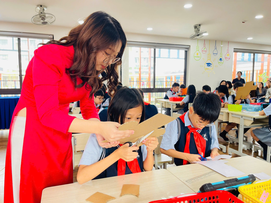 Các em học sinh Trường Tiểu học Đô thị Sài Đồng tham gia tiết chuyên đề của cô giáo Trần Thanh Hà. 