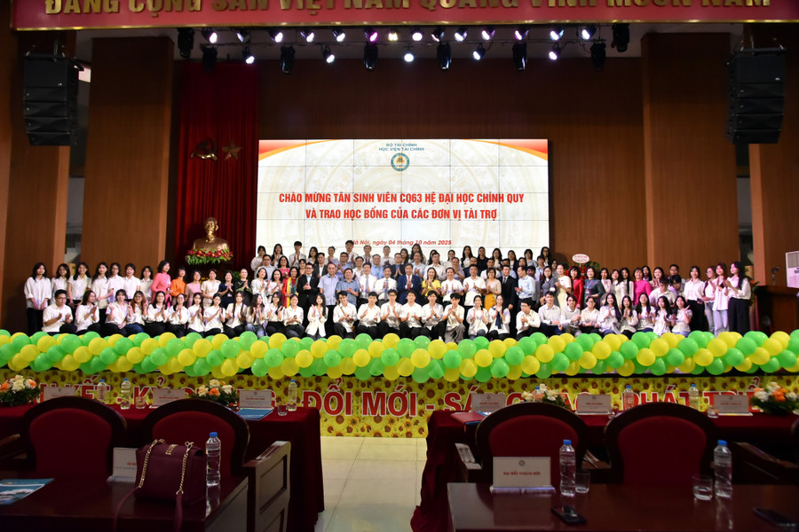 Buổi lễ chào tân sinh viên và trao học bổng của các nhà tài trợ đã thành công tốt đẹp. adsc-3589.jpg