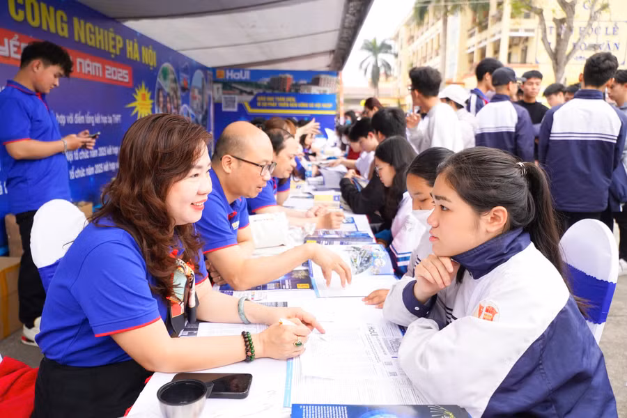 Thí sinh tới lắng nghe tư vấn tuyển sinh vào Trường ĐH Công nghiệp Hà Nội năm 2025. 