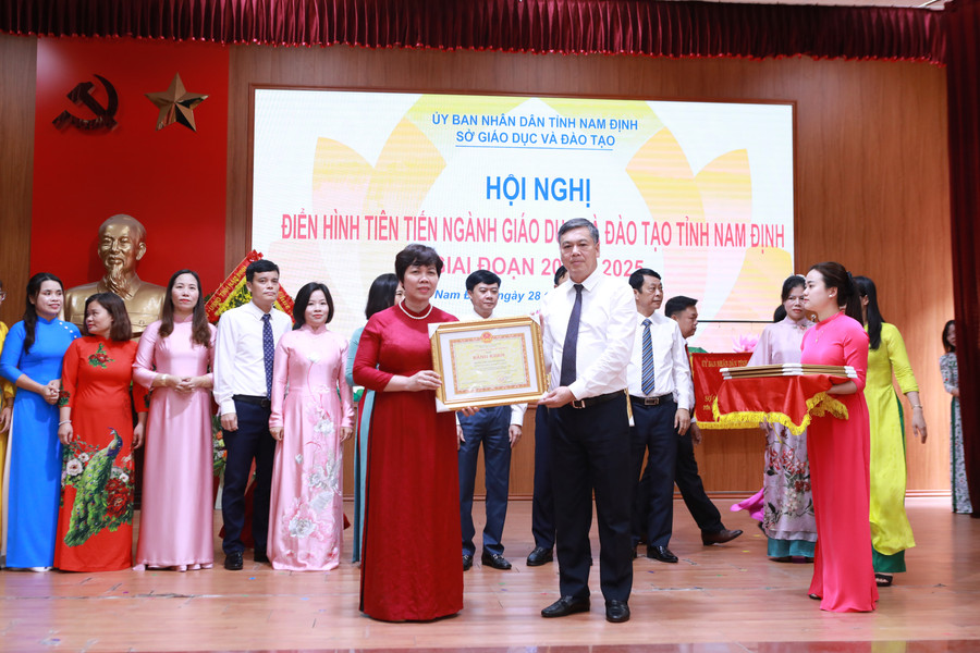 Đại diện Trường THPT Nguyễn Khuyến - TP Nam Định là một trong các tập thể được nhận Bằng khen của UBND tỉnh Nam Định dịp này. a1.jpg