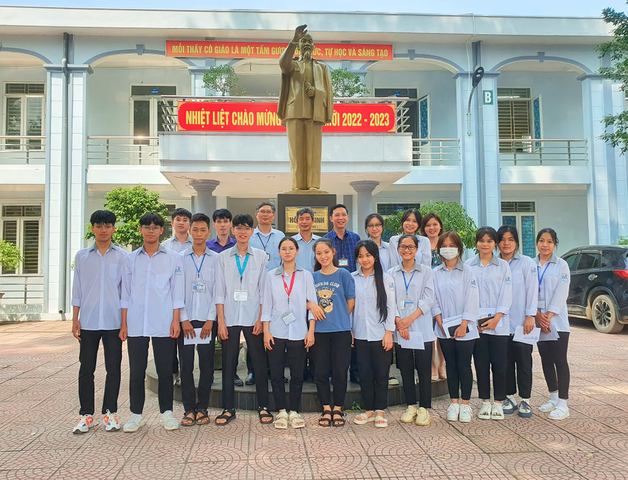 Lễ ra quân đội tuyển thi học sinh giỏi cấp thành phố các môn văn hóa lớp 12 của Trường THPT Bất Bạt. Ảnh: NTCC. bat-bat-4.jpg