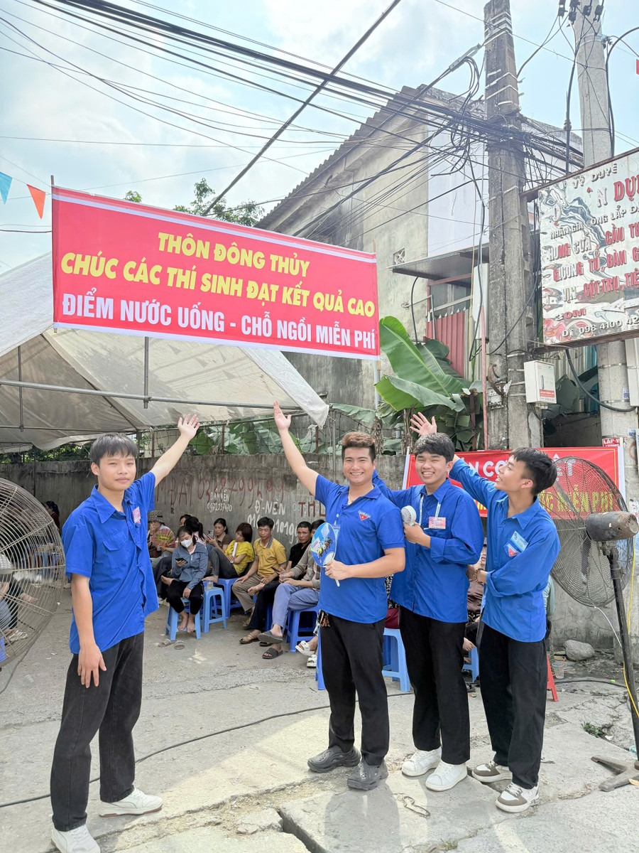 Phụ huynh được bố trí chỗ ngồi có mái che trong lúc các con đi thi. dua-5.jpg