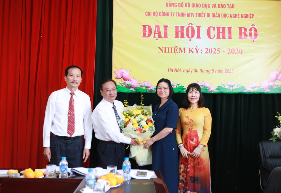 Bà Vũ Thị Hạnh - Phó Trưởng Ban Tổ chức Đảng ủy Bộ GD&ĐT (thứ 2 từ phải sang) tặng hoa chúc mừng Ban chi ủy Chi bộ Công ty nhiệm kỳ 2025-2030 gồm: Bí thư Chi bộ Nguyễn Hùng Sơn, Phó Bí thư Chi bộ Bùi Văn Tuyên, bà Lê Huyền Anh - Chi ủy viên. 12.jpg