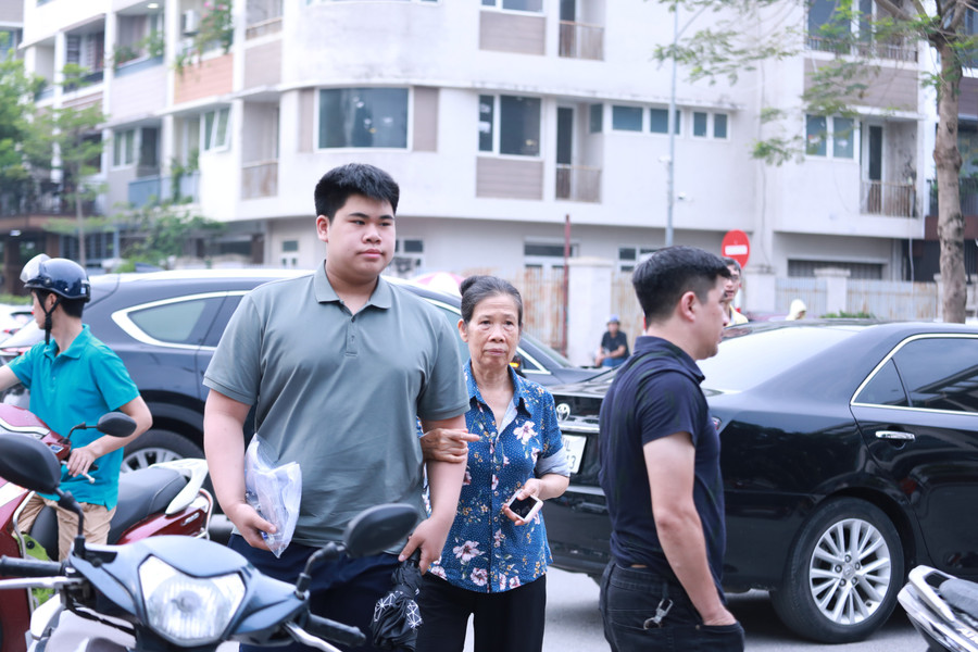 Bà Nguyễn Thị Mý đưa cháu ngoại đi thi do bố mẹ đều bận công tác xa nhà. 2.jpg