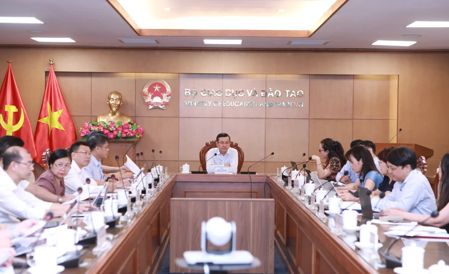 Thứ trưởng Nguyễn Văn Phúc chủ trì hội nghị lấy ý kiến dự thảo Nghị quyết sửa đổi, bổ sung một số điều của Hiến pháp năm 2013. Ảnh: Đình Tuệ.