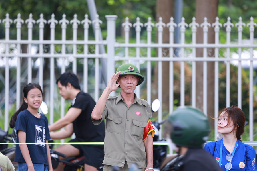 Cựu chiến binh Nguyễn Đăng Dư vẫn quen tác phong chào điều lệnh từ những năm tháng trong quân ngũ. 6.jpg
