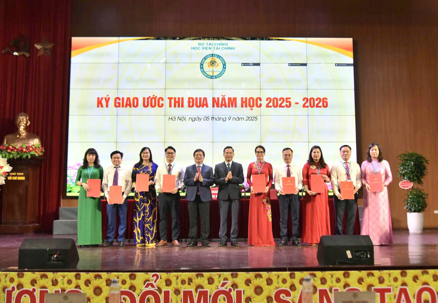 Lãnh đạo Học viện và đại diện các phòng/ban/đơn vị trực thuộc sau khi thực hiện ký giao ước thi đua. tc-5.jpg