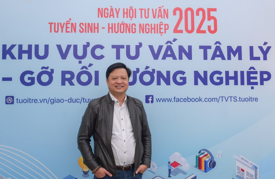 PGS.TS Phạm Mạnh Hà là một trong những chuyên gia thường xuyên góp mặt tại sự kiện tư vấn tuyển sinh - hướng nghiệp cho học sinh phổ thông. Ảnh: NVCC. pham-manh-ha.jpg