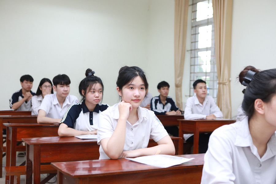 Thí sinh đăng ký dự thi tại điểm thi Trường THPT Ngô Quyền, TP Nam Định. (Ảnh: Đình Tuệ) 3.jpg