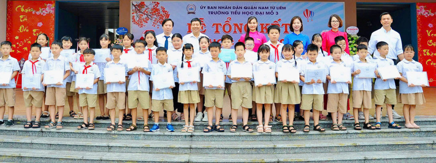 Lãnh đạo Trường Tiểu học Đại Mỗ 3 trao thưởng cho học sinh tiêu biểu năm học 2024-2025. dai-mo.jpg