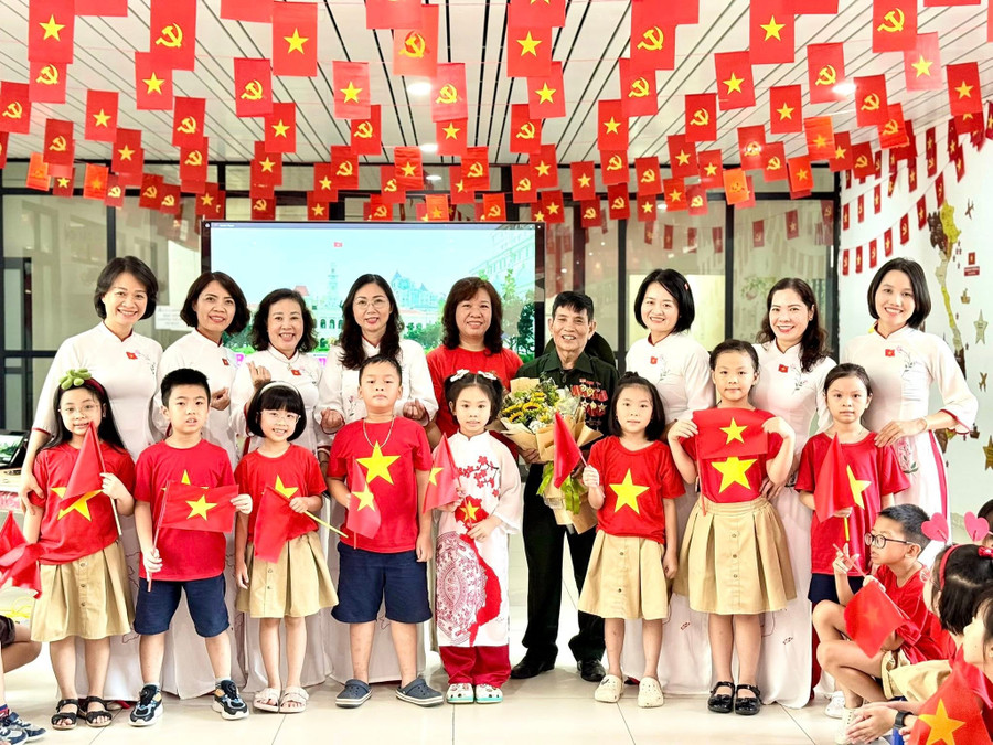 Thầy trò nhà trường chụp ảnh cùng cựu chiến binh Đỗ Văn Yên sau khi giao lưu. da-1.jpg