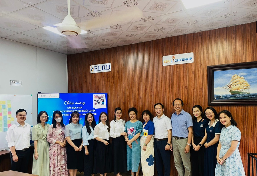 Các học viên tham dự khai giảng "Chương trình thực tập sinh lãnh đạo giáo dục trẻ khóa 1" chụp ảnh với các chuyên gia.