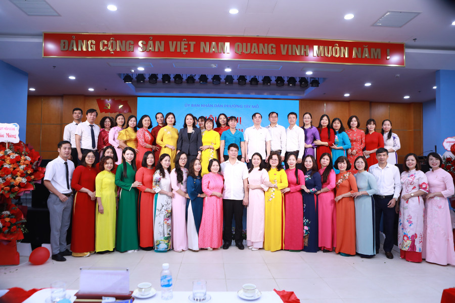 Các đại biểu chụp ảnh lưu niệm cuối hội nghị. 6.jpg