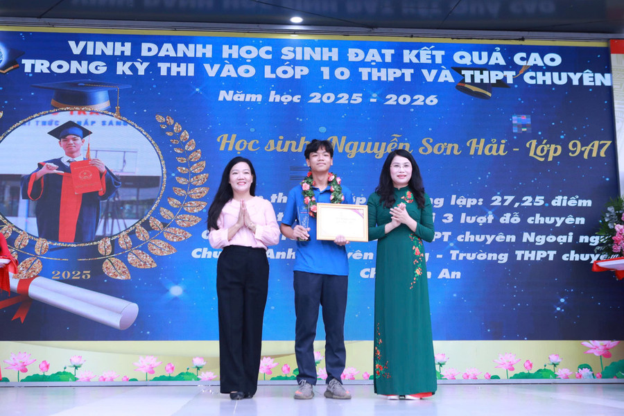 Trường THCS Trần Duy Hưng vinh danh 66 học sinh lớp 9 đạt thành tích xuất sắc kỳ thi vào lớp 10 năm 2025. Ảnh: Đình Tuệ. vinh-danh-3.jpg