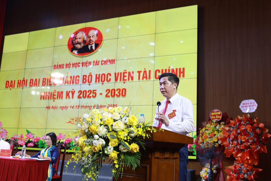 Giám đốc Học viện Tài chính Nguyễn Đào Tùng trình bày báo cáo kiểm điểm của Đảng bộ nhiệm kỳ 2020-2025. 6.jpg