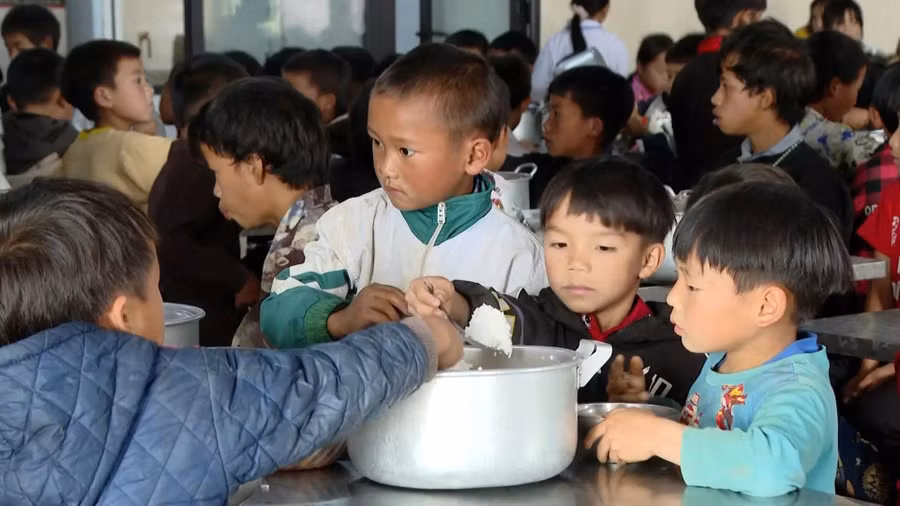 Học sinh Trường Tiểu học và THCS Háng Đồng (xã Tà Xùa, Sơn La) trong giờ ăn bán trú tại trường. Ảnh: Thái Dương.