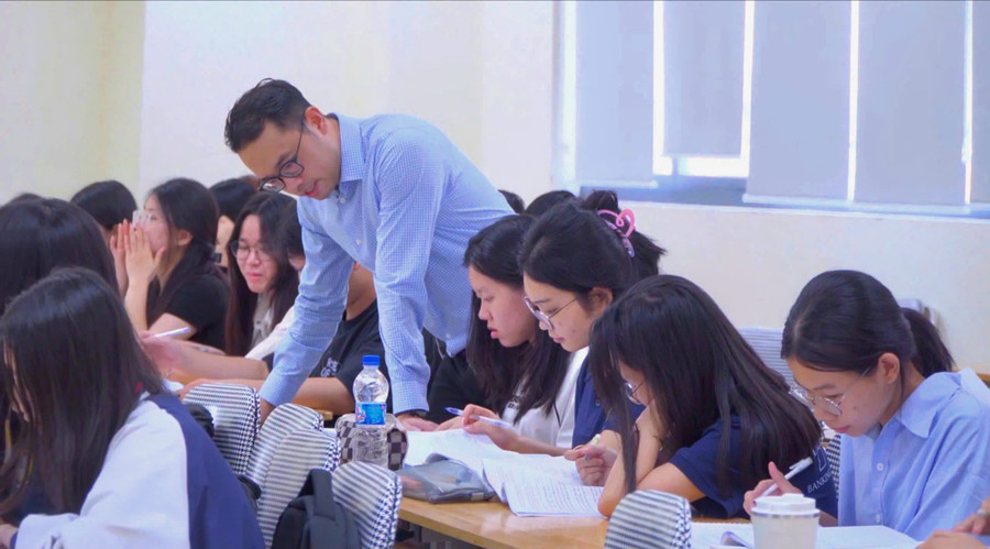 Sinh viên Học viện Ngân hàng trong một giờ học trên lớp. 