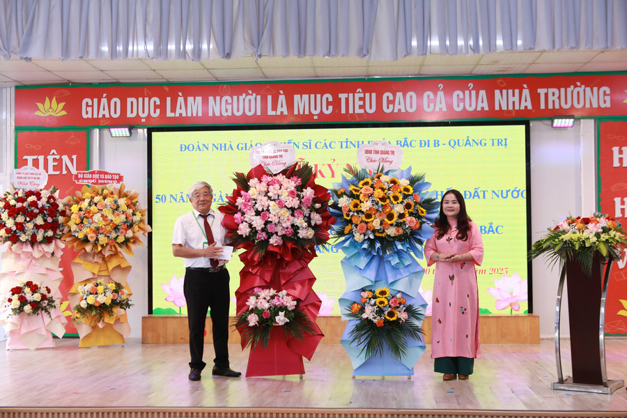 Giám đốc Sở GD&ĐT Quảng Trị Lê Thị Hương tặng hoa chúc mừng các thầy cô đi B Quảng Trị năm xưa. 5.jpg