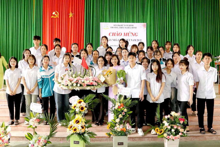 Cô Lương và các em học trò trong dịp kỷ niệm Ngày Nhà giáo Việt Nam 20/11/2024. co-luong-1.jpg