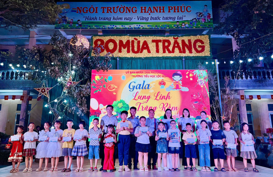 Tại Trường Tiểu học Lộc Hòa (phường Đông A, Ninh Bình), những phần quà mang thông điệp sẻ chia cũng được dành cho các em học sinh vượt khó học tập. lh-1.jpg