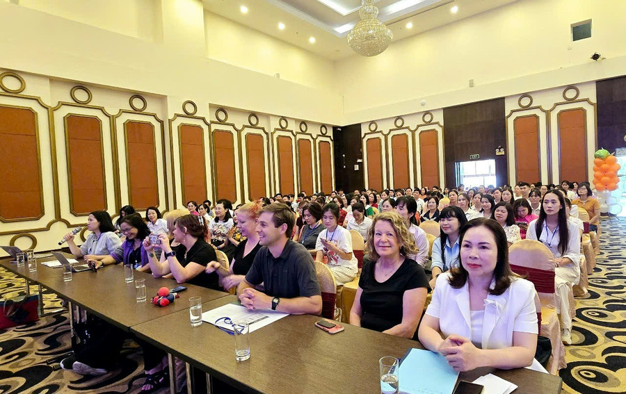 Các đại biểu tham dự chương trình tập huấn, học tập kinh nghiệm từ giáo dục quốc tế tại Lào Cai. 