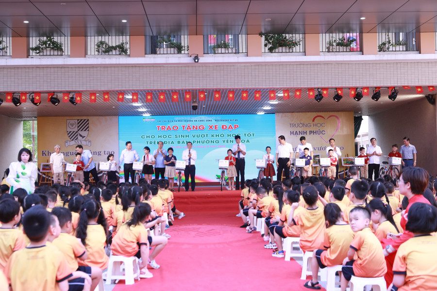 10 chiếc xe đạp được Ban tổ chức trao tặng cho các em học sinh vượt khó trên địa bàn phường Yên Hòa. 7.jpg