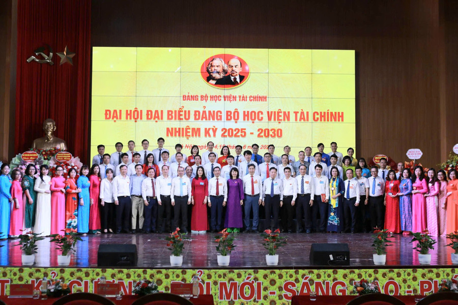Các đại biểu chụp ảnh lưu niệm tại Đại hội. 13.jpg